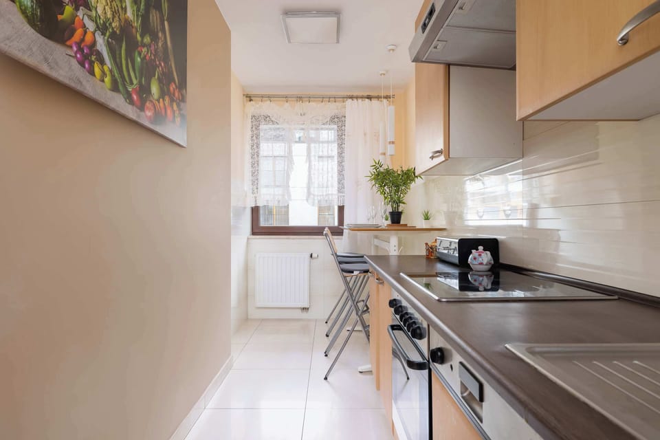 Dining area and fully equipped kitchen with electric cooktop, refrigerator with freezer, oven, microwave oven, electric kettle, dishwasher and toaster.