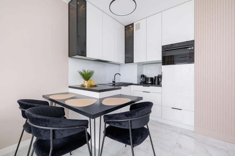 Fully equipped kitchenette.