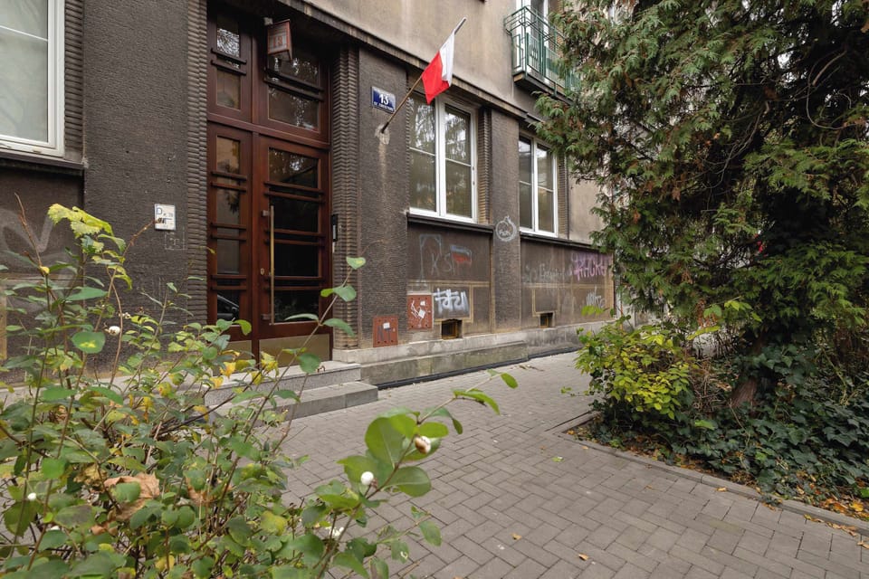 Atmospheric and traditional property building loacted near many amenities.