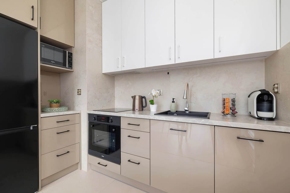 Modern, fully equipped kitchenette. 