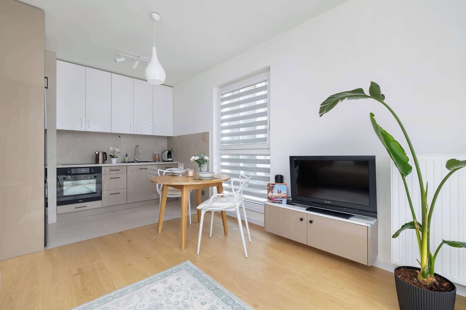 Kitchenette with plenty of kitchen utensils and dishes. 