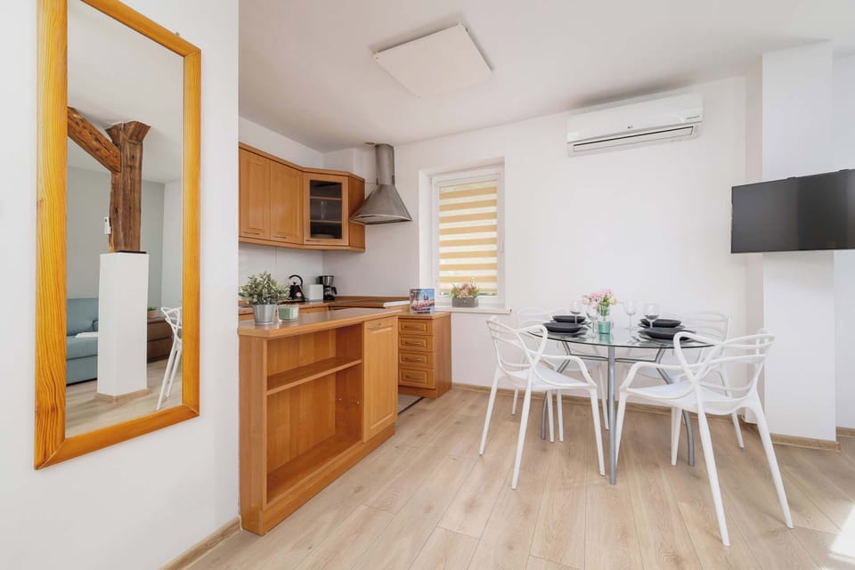 Wooden, practically equipped and cosy kitchenette with coffee machine, toaster, oven and electric kettle.