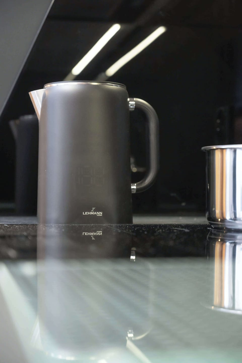 The designer kettle in the kitchen highlights the modern character of the interior and attention to detail.