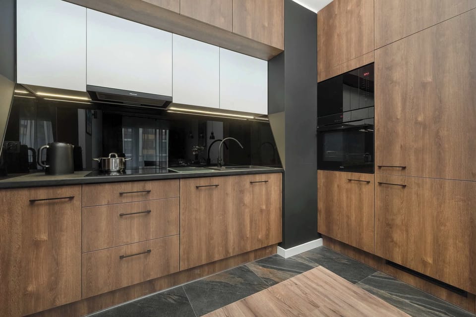 The functional kitchen with high-quality appliances makes it easy to prepare both everyday and special meals.