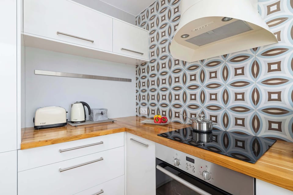 Fully equipped kitchenette with a kettle, toaster, fridge with freezer, oven, microwave, dishwasher and coffee machine.