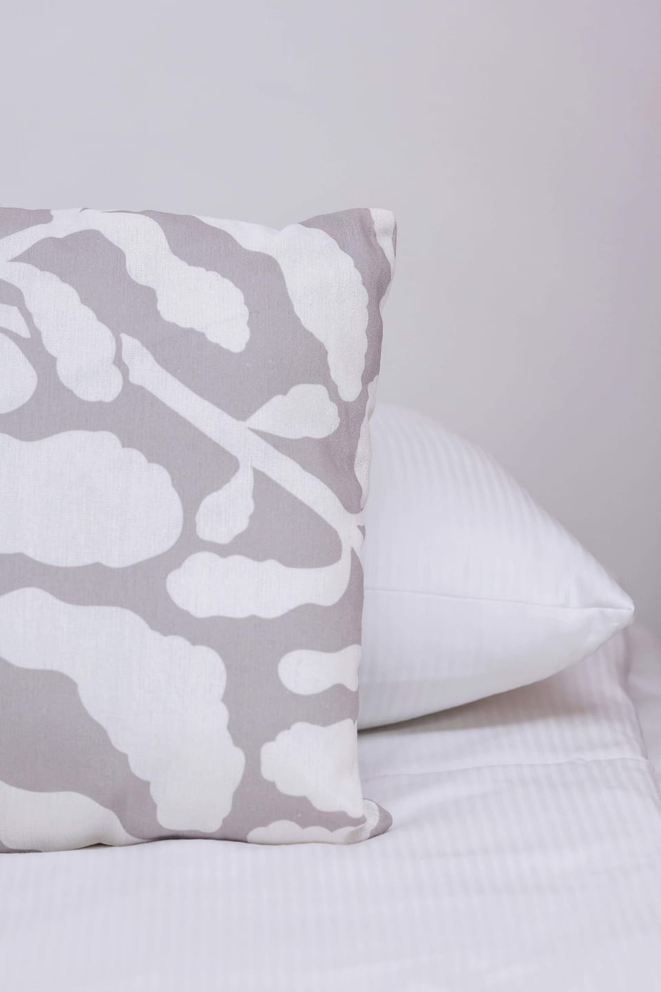 Decorative details / bed linens with cushions.