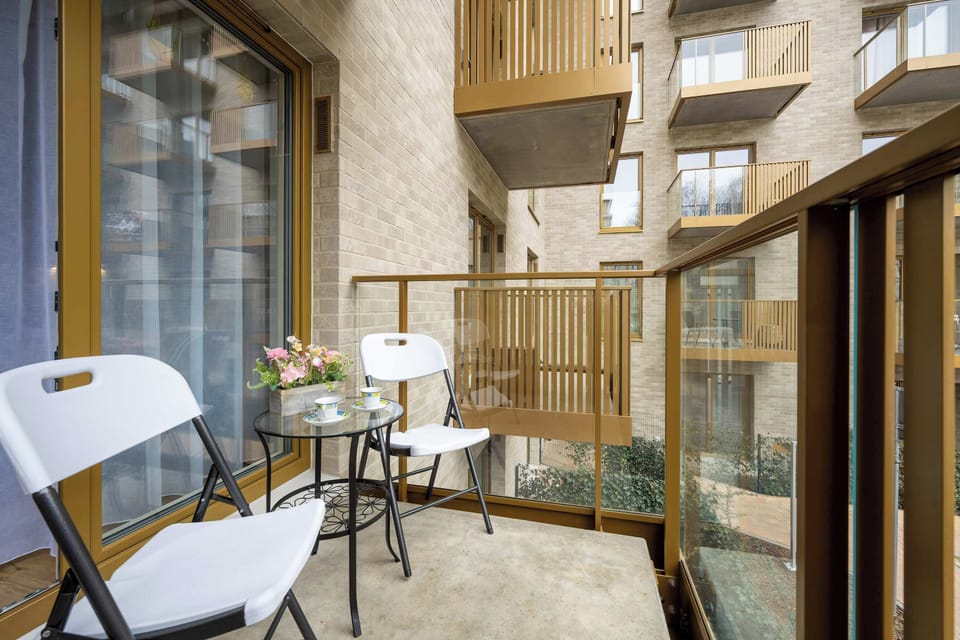 The studio has a cozy balcony, equipped with comfortable balcony furniture, which creates an ideal place to relax outdoors, allowing you to enjoy your morning coffee or evening relaxation surrounded by greenery.