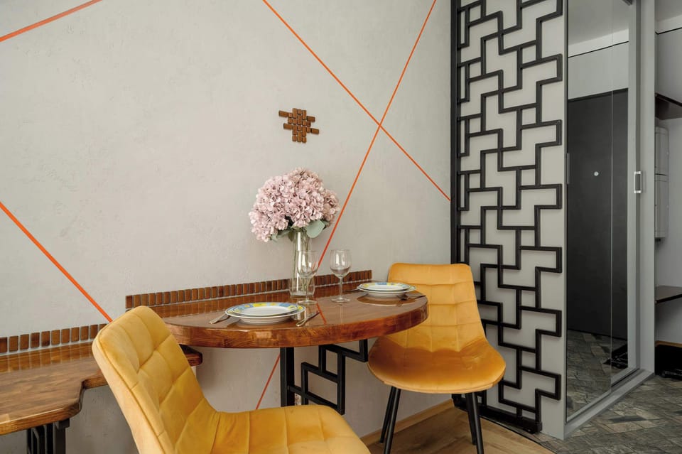 In addition, the studio has a table with chairs, ideal for dining or working.