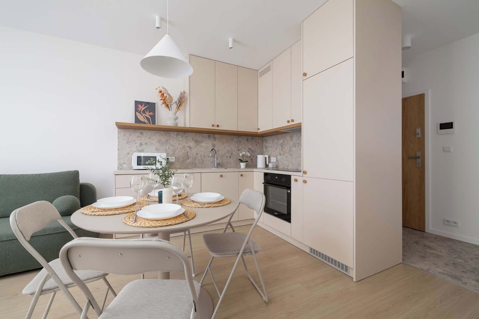 A round table that seats 4 people will be the perfect place to enjoy a good meal.
