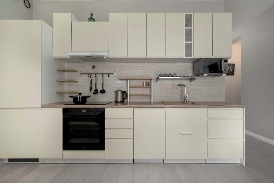The fully equipped kitchen with a stove and oven makes cooking easy and enjoyable.