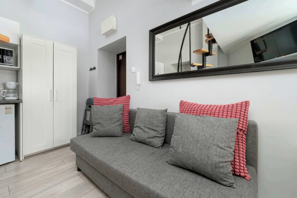 The interior certainly manages space optimally. Additional sleeping space can be found on a double sofa bed.