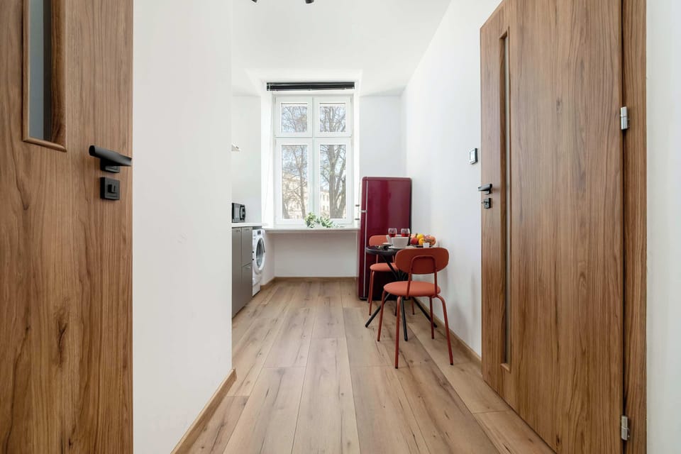 The hallway with natural light and wooden accents welcomes you with a warm atmosphere.