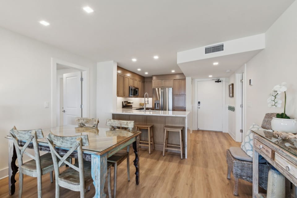 Dining area with Seating for 4 and Bar Area with Additional Seating for 3