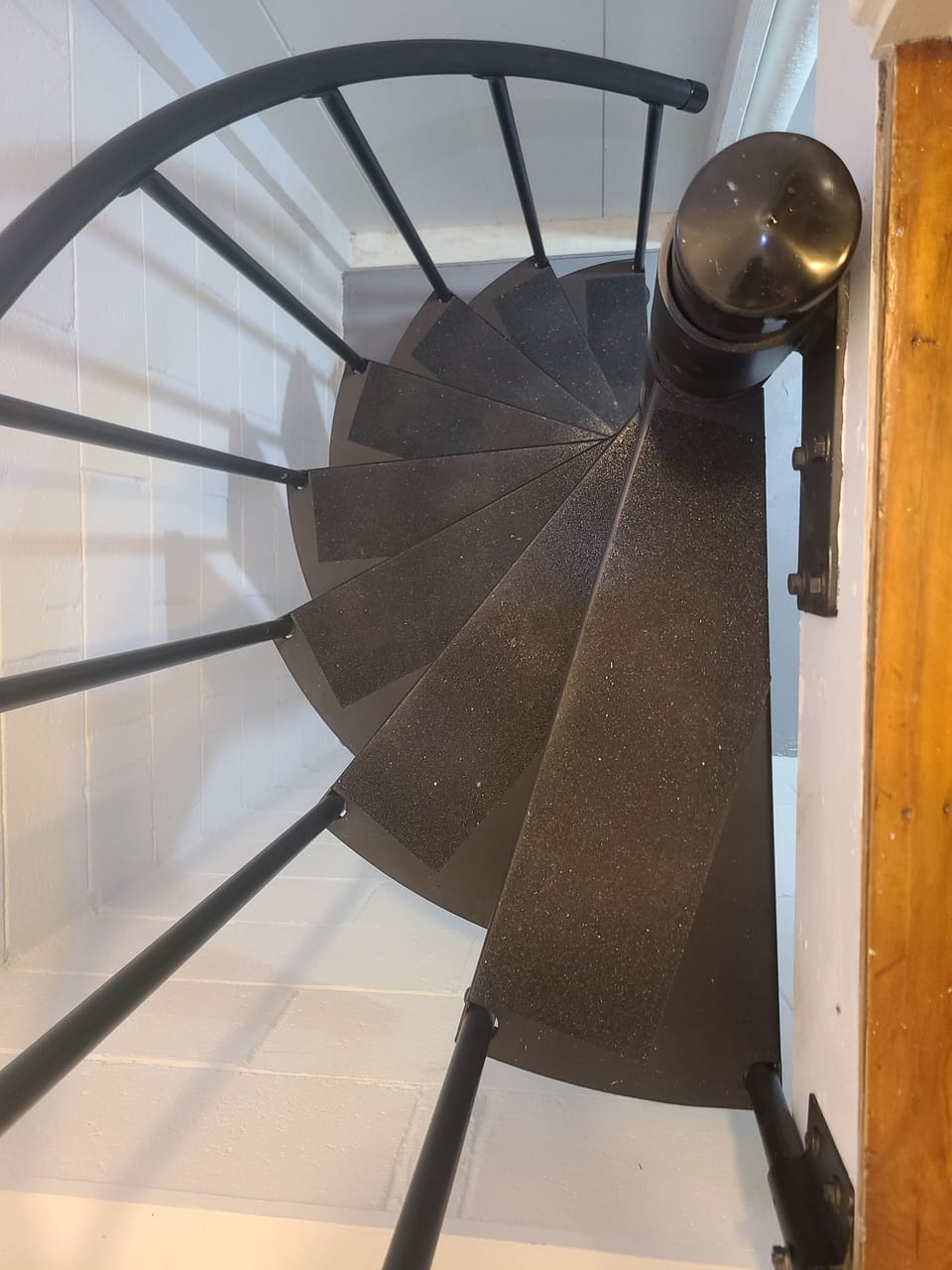 Spiral staircase between upper/lower level. Read details in rental agreement