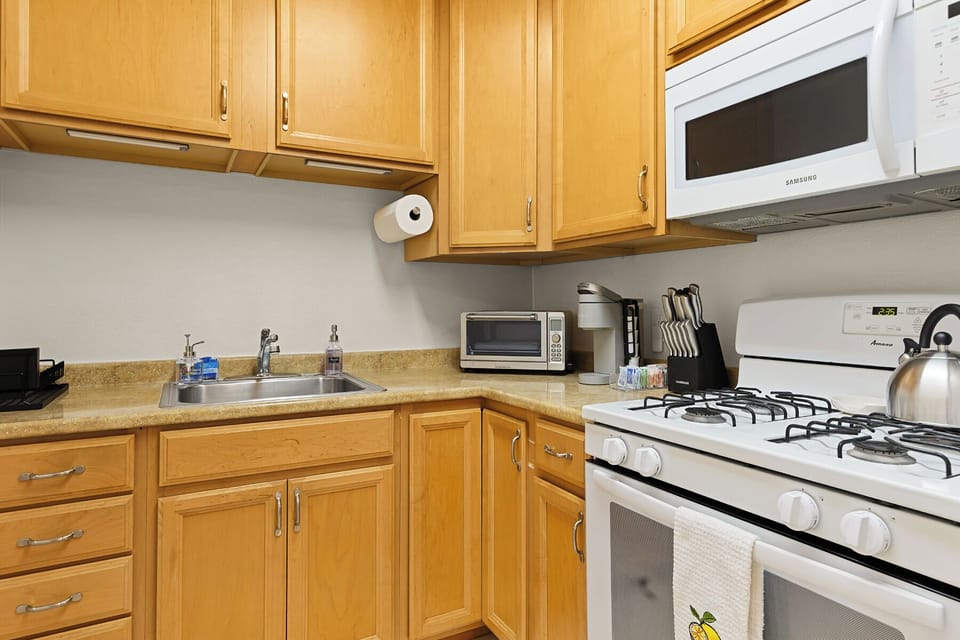 Full size kitchen with everything you need to make a great meal. 