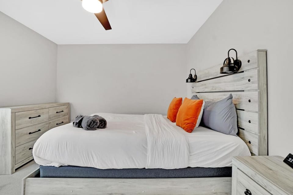 Bedroom 2: Queen bed
