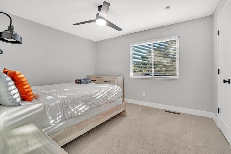 Bedroom 2: Queen bed