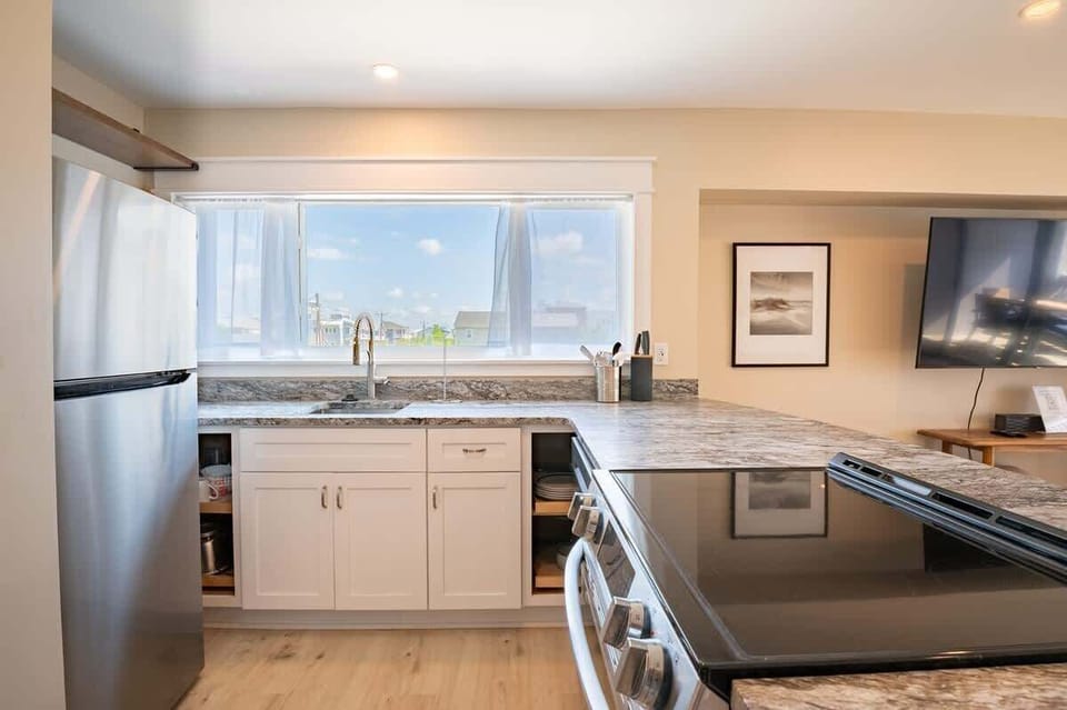 Gorgeous remodeled kitchen with granite counters