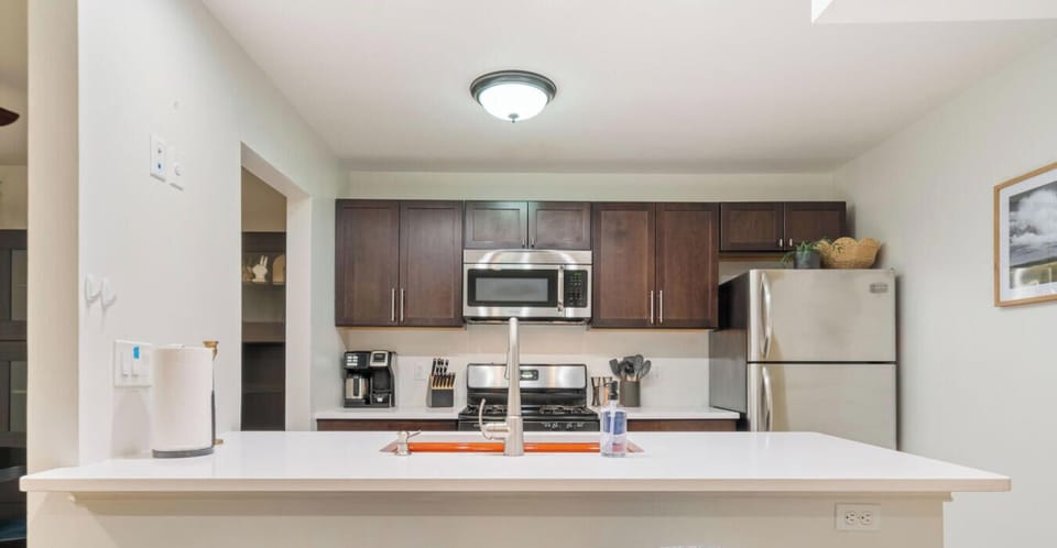 Dark wood charm meets stainless steel sleek. Your kitchen prep just got a glow-up.