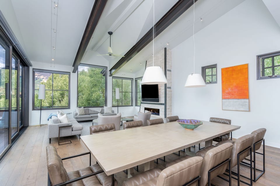 Dining Room - Family style dining with room for 10 or more