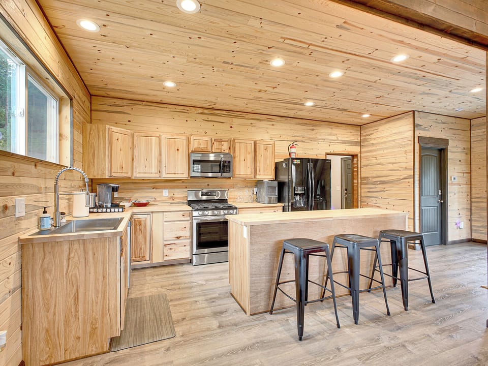 Fully stocked kitchen with gas range and dining area — perfect for hearty post-hike meals.