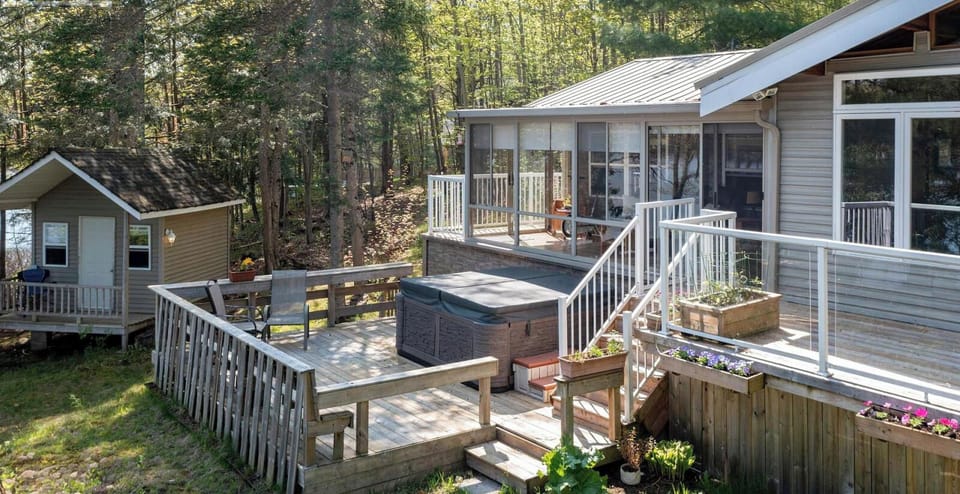 Cottage with hot tub and storage bunkie