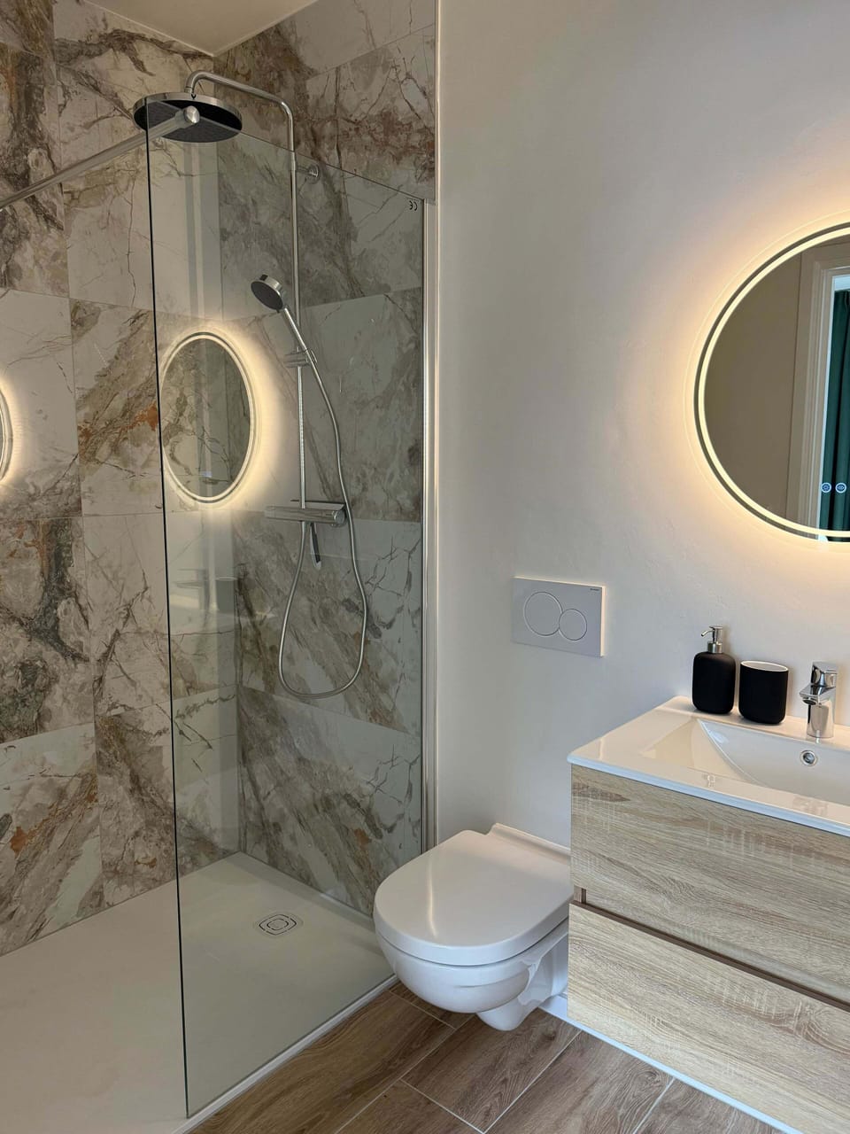 Bathroom - Walk in shower