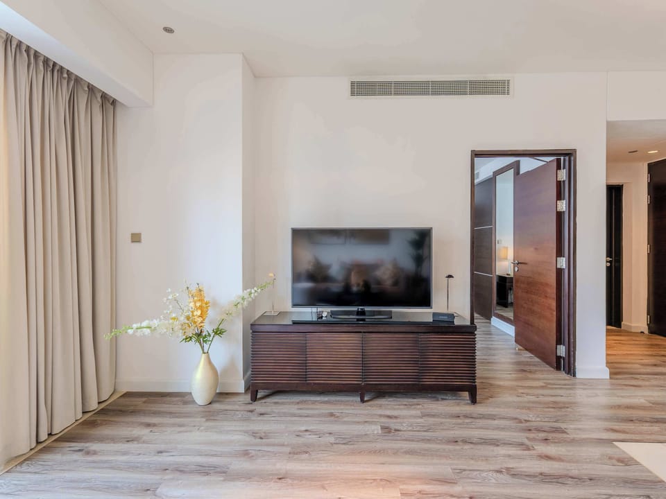 Enjoy stylish decor and ample light for relaxation and entertainment!