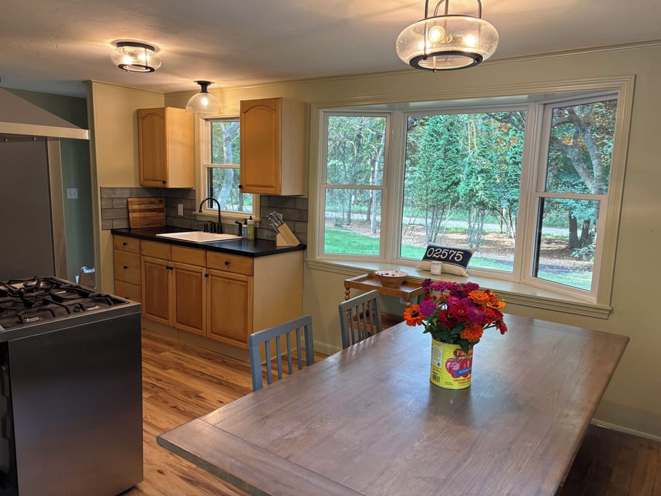 Fully equipped kitchen and dining area
