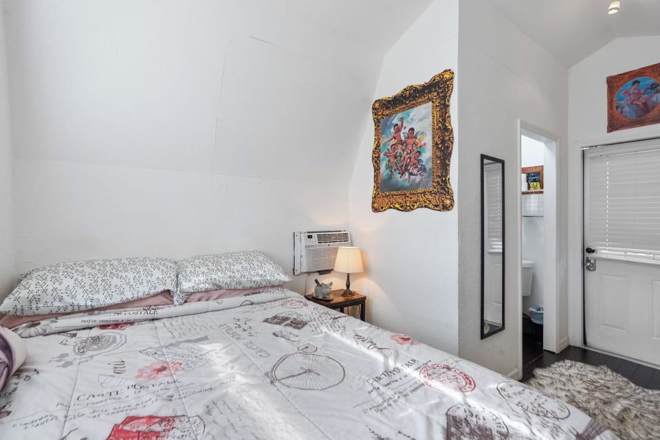 Comfortable bedroom featuring a queen-size bed, ideal for restful nights.