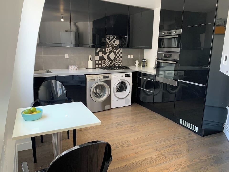 The kitchen and dining area