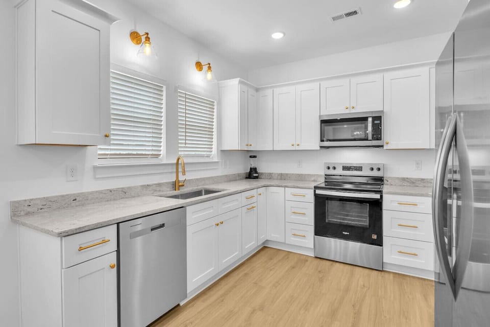 Spacious Full Kitchen with Modern Appliances Ideal for Family Cooking