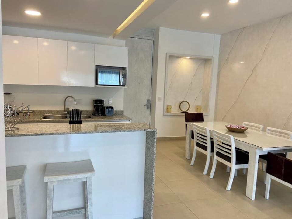 Cocina equipada con microondas, cafetera, refrigerador, estufa, cuchillos cucharas, ollas, licuadora y dispensador de agua.

Kitchen equipped with microwave, coffee maker, refrigerator, stove, knives, spoons, pots, blender and water dispenser.