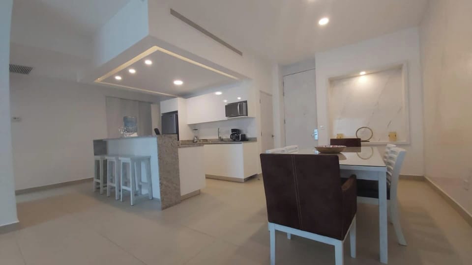 Comedor de 6 sillas / Dining room with 6 chairs.