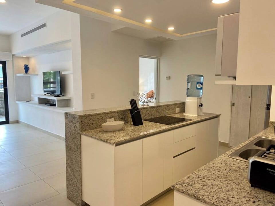 Cocina equipada con microondas, cafetera, refrigerador, estufa, cuchillos cucharas, ollas, licuadora y dispensador de agua.

Kitchen equipped with microwave, coffee maker, refrigerator, stove, knives, spoons, pots, blender and water dispenser.