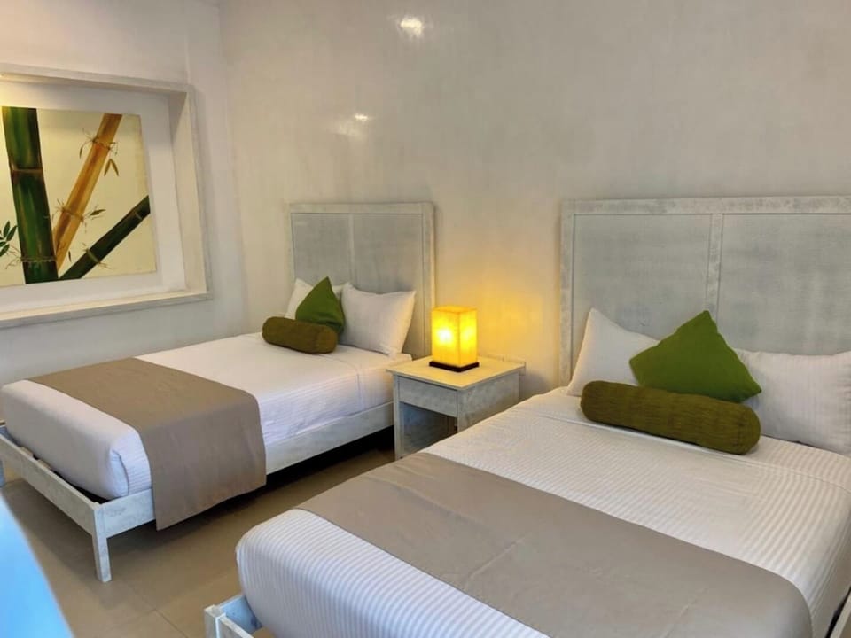 Recámara secundaría con 2 camas matrimoniales / Secondary bedroom with 2 double beds.