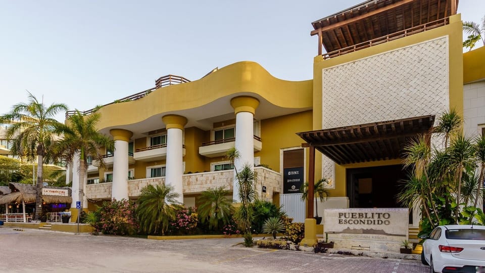 Entrada al condominio/Entrance to the condominium.