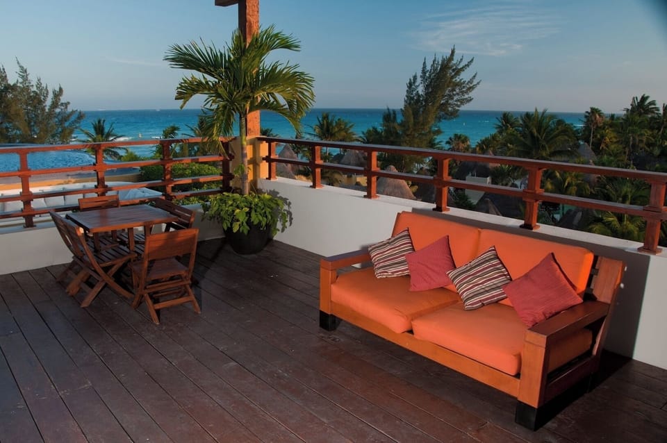 Alberca Infinita en el 4to. Nivel solo para Adultos 18+, area comun/ Common area Infinity Pool 4th level only Adults 18+
