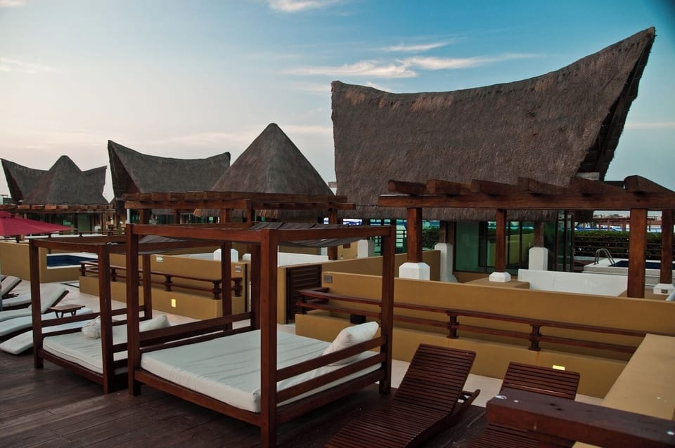 Alberca Infinita en el 4to. Nivel solo para Adultos 18+, area comun/ Common area Infinity Pool 4th level only Adults 18+