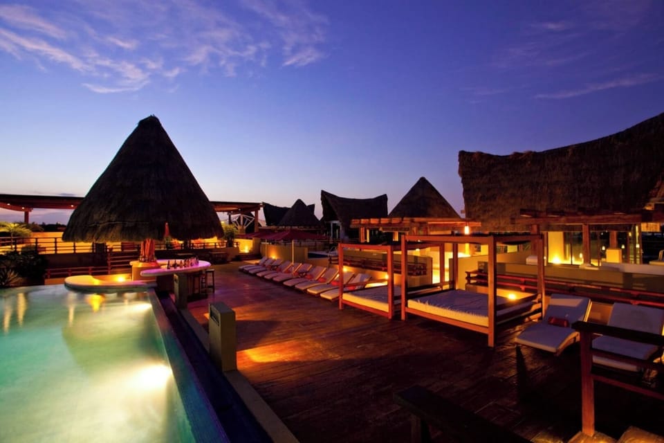 Alberca Infinita en el 4to. Nivel solo para Adultos 18+, area comun/ Common area Infinity Pool 4th level only Adults 18+