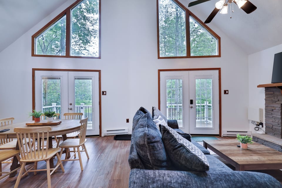 Adjoining dining table for 6 and living space.