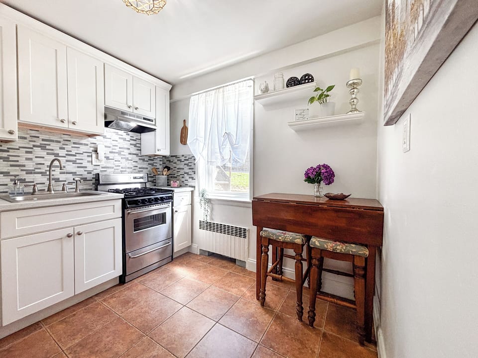 Functional space for meals, coffee, or longer stays