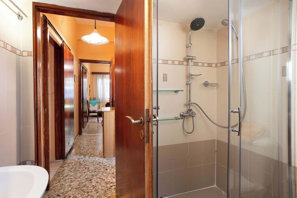Spacious Bathroom with Modern Walk-In Shower
Recently updated with large shower space and clean finishes.