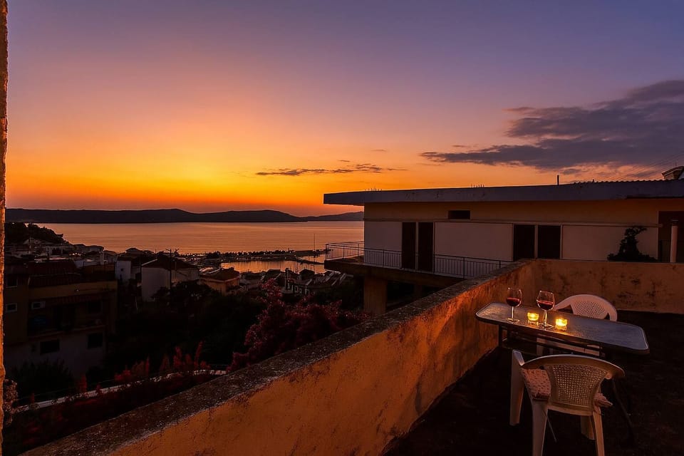 Terrace with Sea View and Romantic Evening Atmosphere
Enjoy candlelit moments with views of the calm sea, perfect for sunset drinks.