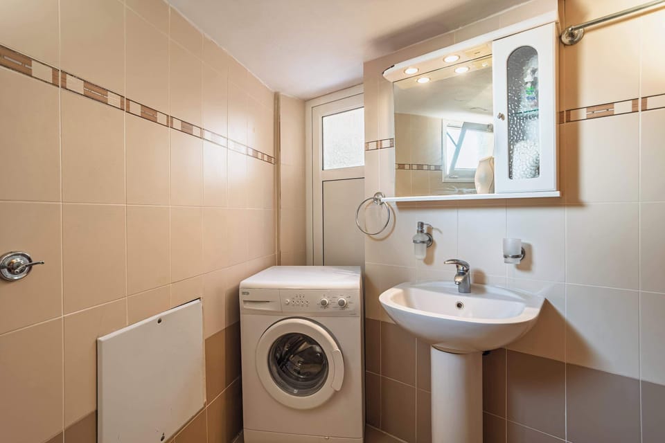 Bathroom with Washing Machine for Guest Convenience
Ideal for longer stays, equipped with laundry facilities.