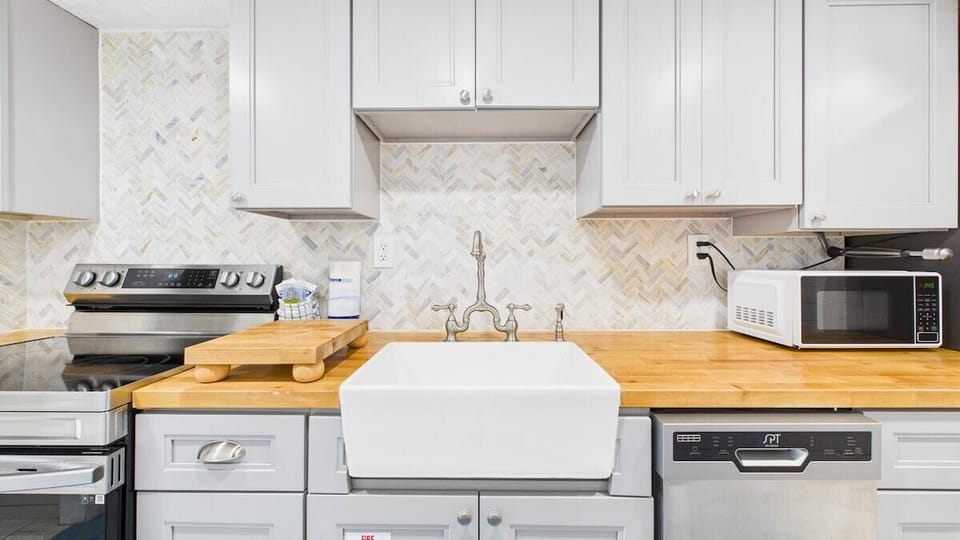 Kitchen equipped with farmhouse sink