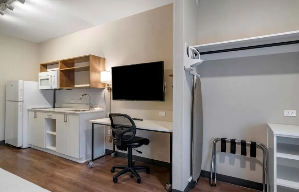 Work comfortably, then unwind with dinner made steps away.