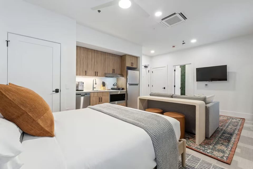 Unit with one Queen bed