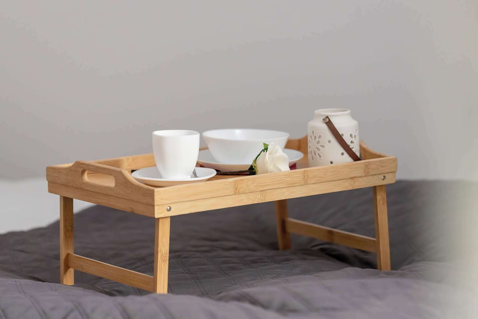 A set for preparing breakfast in bed.