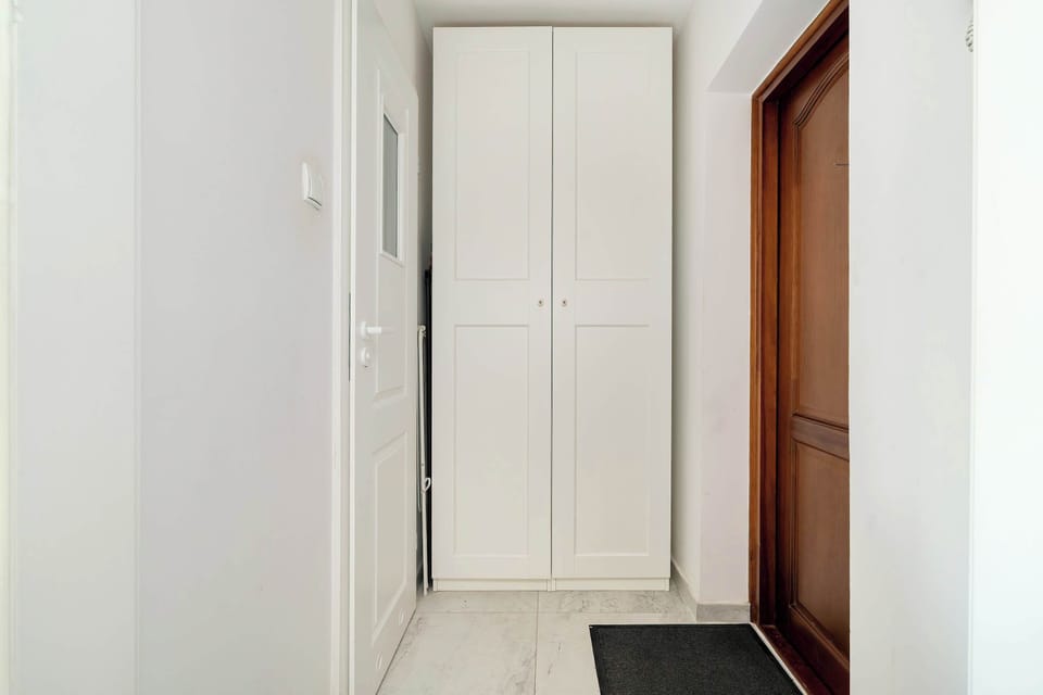 The spacious hallway with a large wardrobe makes it easy to store clothes and luggage.